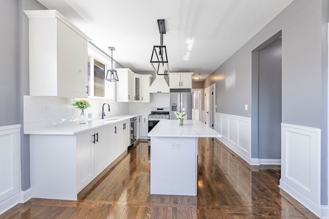 2107 EAST Avenue, Berwyn, IL 60402