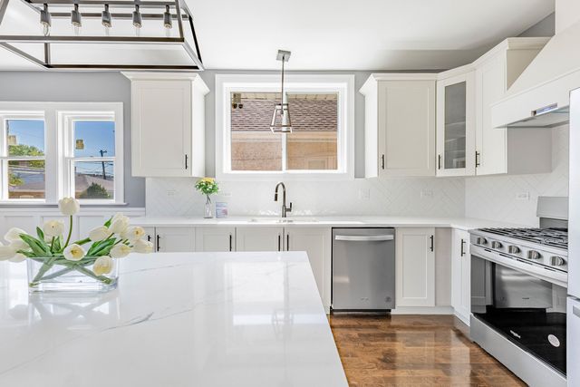 2107 EAST Avenue, Berwyn, IL 60402