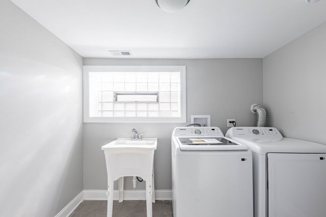 2107 EAST Avenue, Berwyn, IL 60402