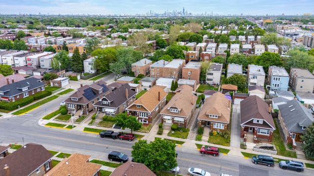 2107 EAST Avenue, Berwyn, IL 60402