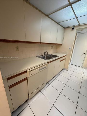 2457 Collins Avenue 1405, Miami Beach, FL 33140
