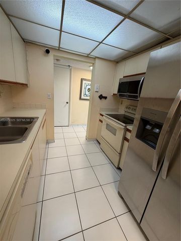 2457 Collins Avenue 1405, Miami Beach, FL 33140