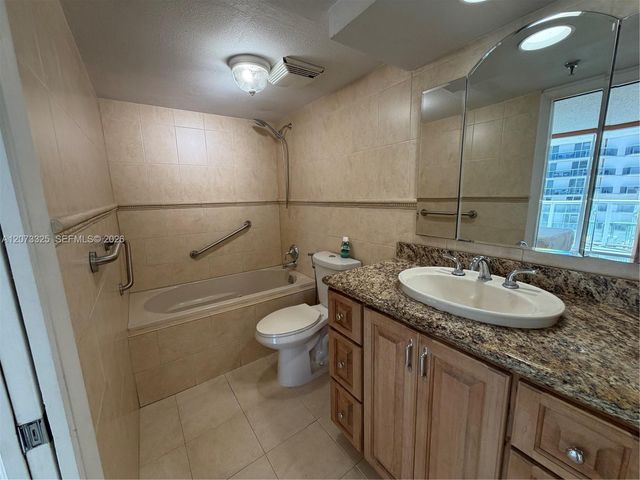 2457 Collins Avenue 1405, Miami Beach, FL 33140