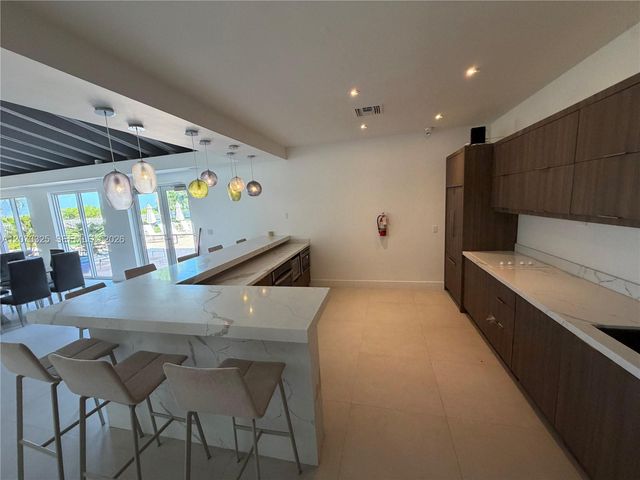 2457 Collins Avenue 1405, Miami Beach, FL 33140