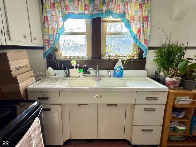 886 S Raceway Road, Indianapolis, IN 46231