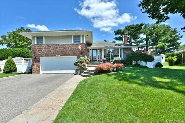 32 Lark Drive, Woodbury, NY 11797
