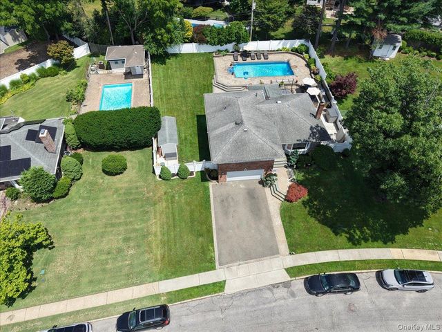 32 Lark Drive, Woodbury, NY 11797