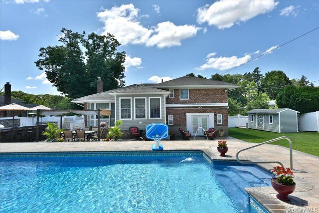 32 Lark Drive, Woodbury, NY 11797