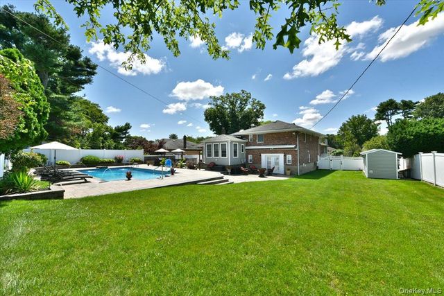 32 Lark Drive, Woodbury, NY 11797