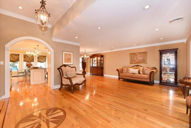 32 Lark Drive, Woodbury, NY 11797