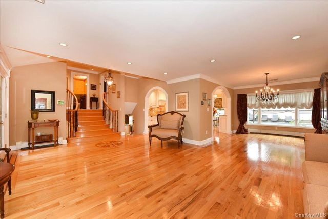 32 Lark Drive, Woodbury, NY 11797