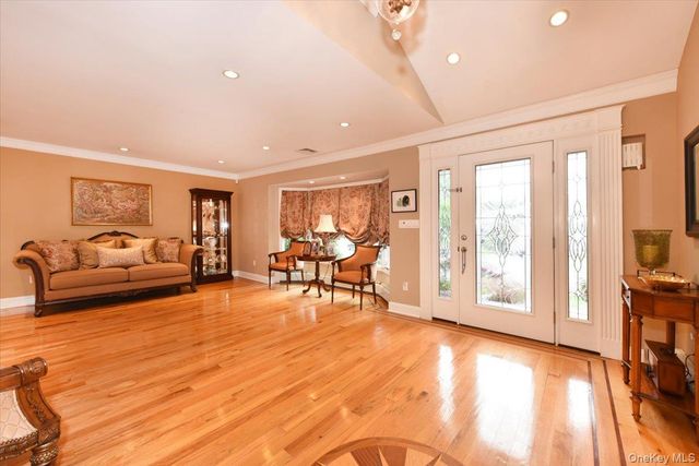 32 Lark Drive, Woodbury, NY 11797