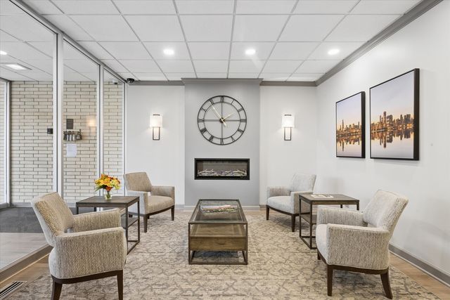 141 N La Grange Road 903, La Grange, IL 60525