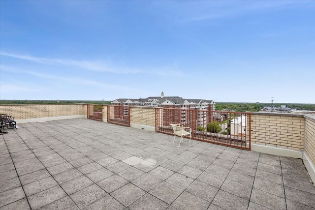 141 N La Grange Road 903, La Grange, IL 60525