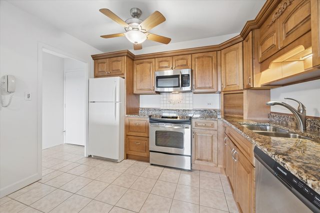 141 N La Grange Road 903, La Grange, IL 60525