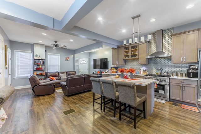 6929 S Oakley Avenue, Chicago, IL 60636