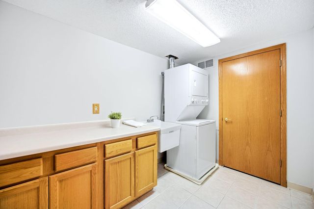 15615 24th Avenue N F, Plymouth, MN 55447