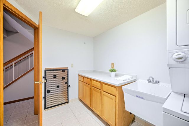 15615 24th Avenue N F, Plymouth, MN 55447