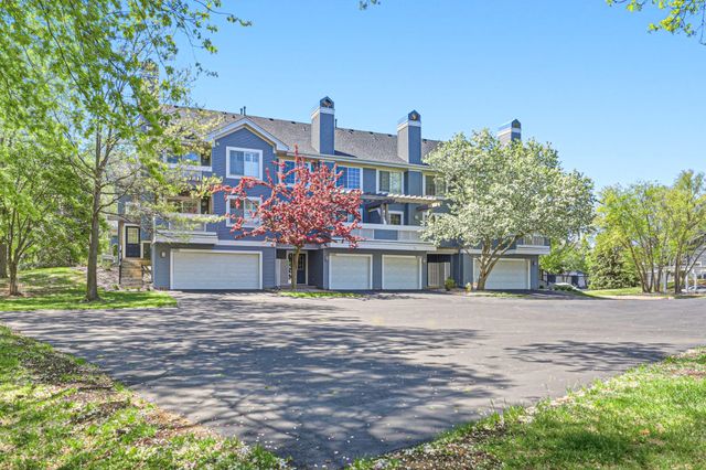 15615 24th Avenue N F, Plymouth, MN 55447