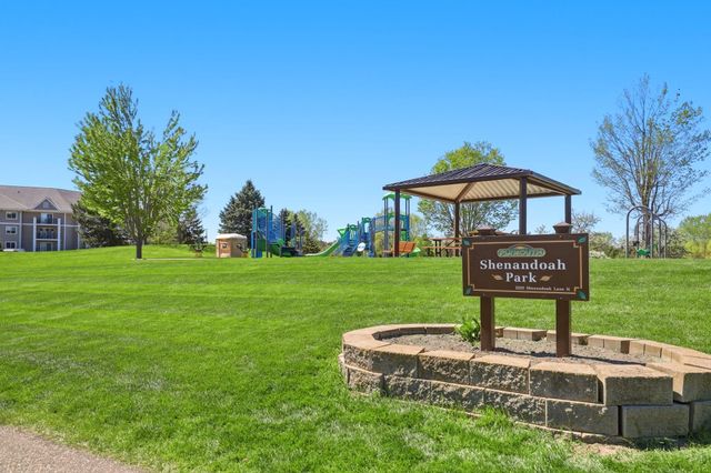 15615 24th Avenue N F, Plymouth, MN 55447
