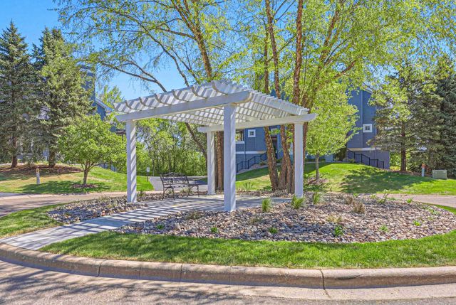 15615 24th Avenue N F, Plymouth, MN 55447