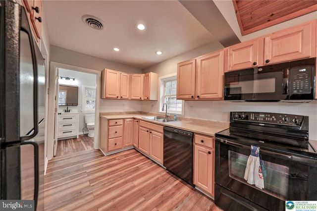 370 W WHITE BEAR DR, Summit Hill, PA 18250