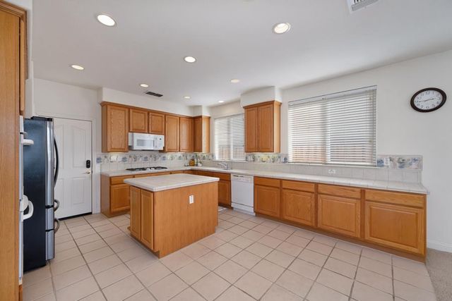 1381 Haddington Dr, Folsom, CA 95630