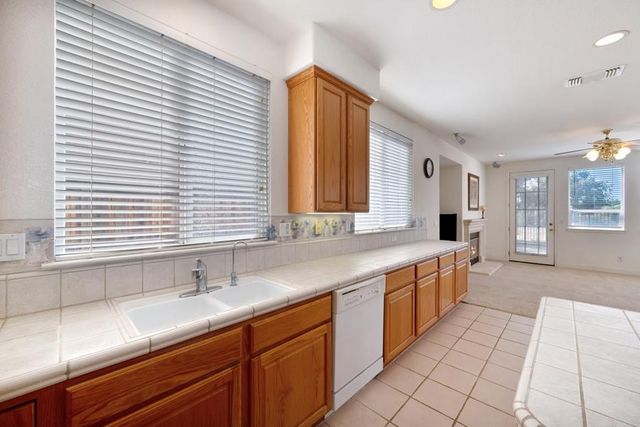 1381 Haddington Dr, Folsom, CA 95630