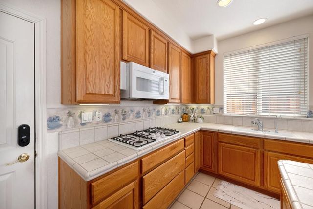 1381 Haddington Dr, Folsom, CA 95630