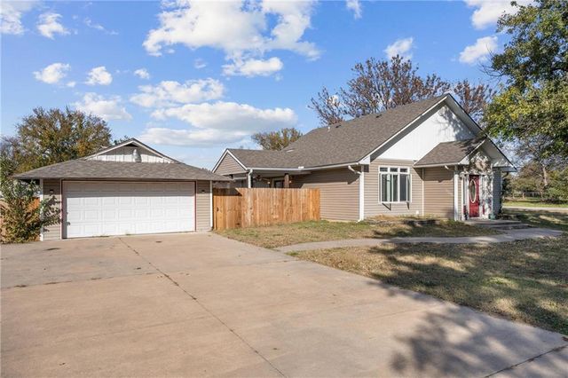 401 N Vine Street, Caney, KS 67333