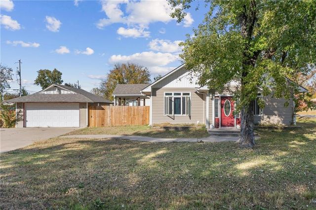 401 N Vine Street, Caney, KS 67333