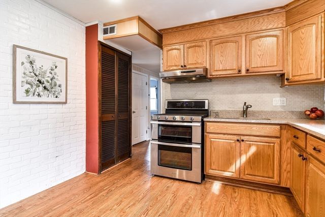 4 Hardwick Rd, Natick, MA 01760