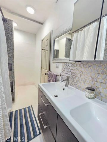 15401 Saticoy Street, Van Nuys (los Angeles), CA 91406