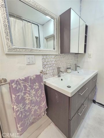 15401 Saticoy Street, Van Nuys (los Angeles), CA 91406