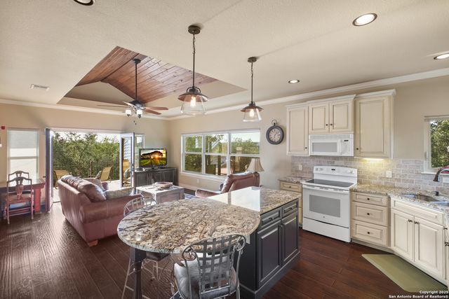 2467 Palomino Springs, Bandera, TX 78003