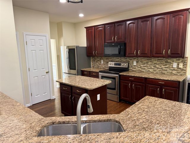 10822 Chamberlain Hall Court, Charlotte, NC 28277