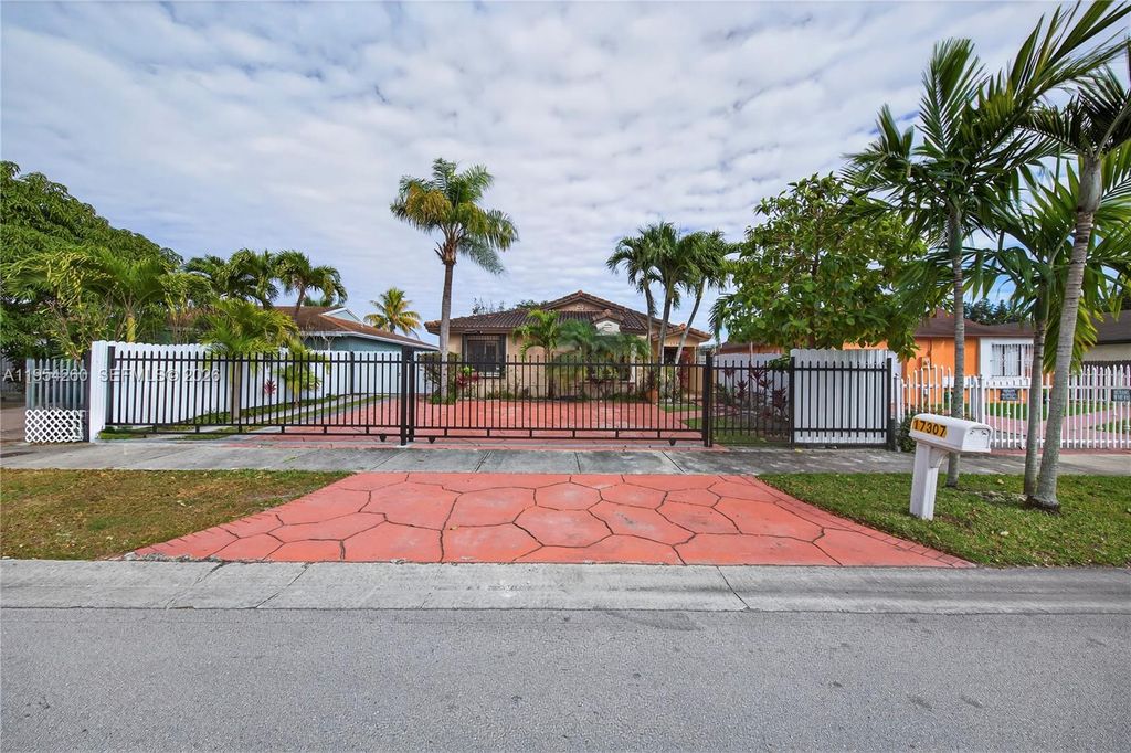 Image 7 of property listing at 17307 SW 115th Ave, Miami, FL 33157