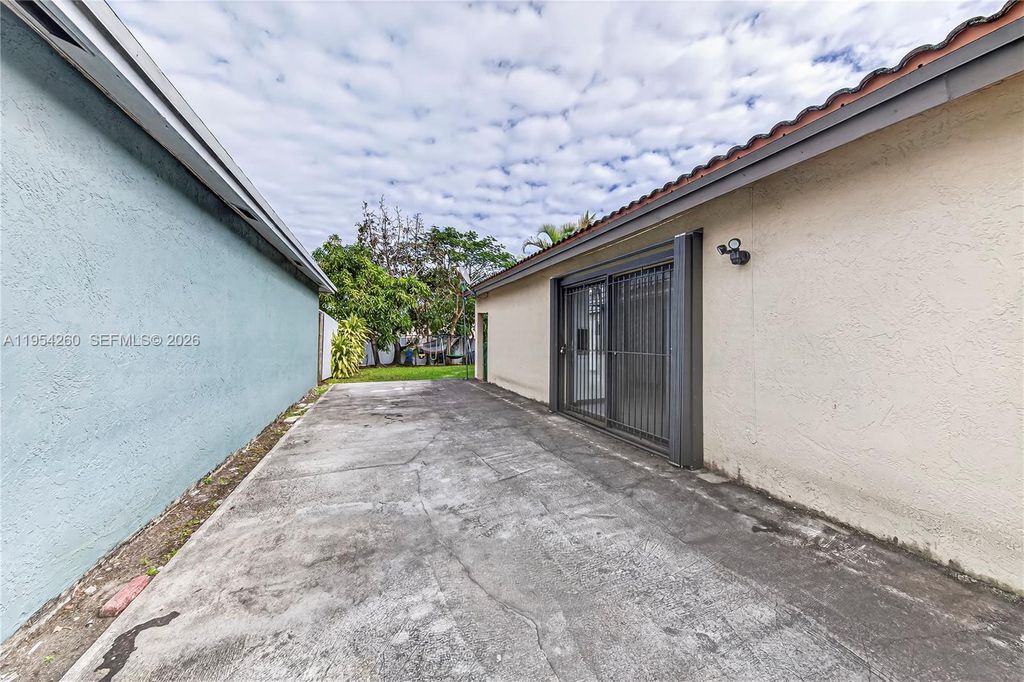 Image 8 of property listing at 17307 SW 115th Ave, Miami, FL 33157