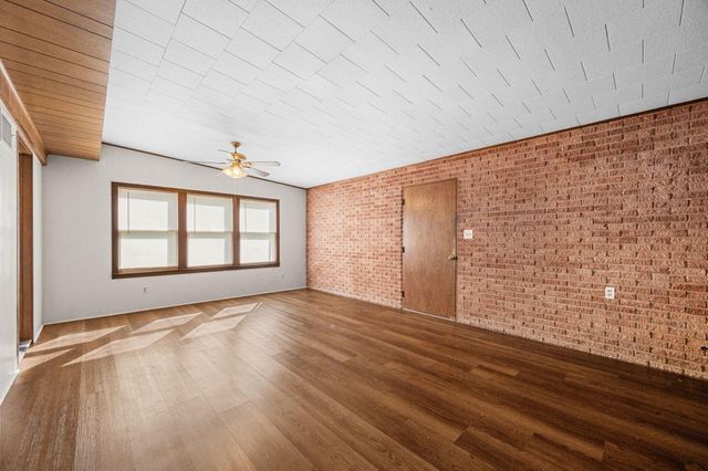 209 3rd Avenue, Columbus, TX 78934