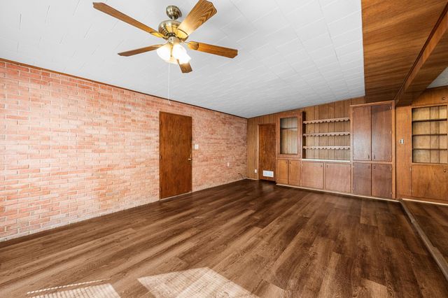 209 3rd Avenue, Columbus, TX 78934