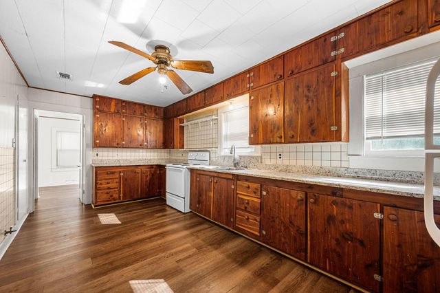 209 3rd Avenue, Columbus, TX 78934