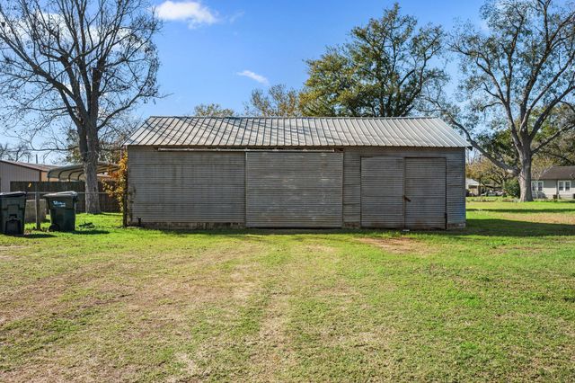 209 3rd Avenue, Columbus, TX 78934