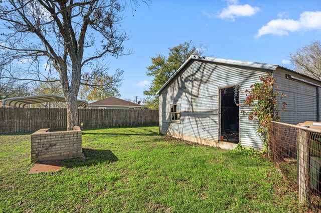 209 3rd Avenue, Columbus, TX 78934