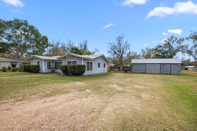 209 3rd Avenue, Columbus, TX 78934