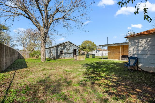 209 3rd Avenue, Columbus, TX 78934