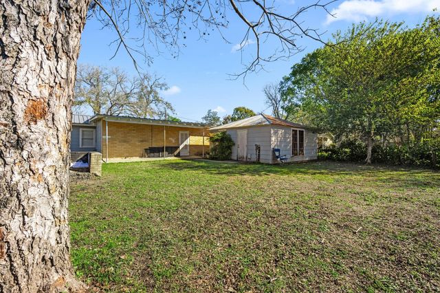 209 3rd Avenue, Columbus, TX 78934