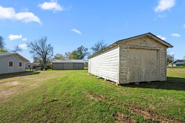 209 3rd Avenue, Columbus, TX 78934
