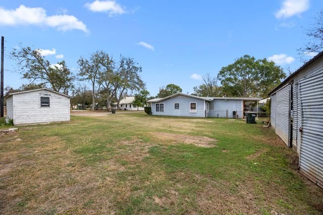 209 3rd Avenue, Columbus, TX 78934