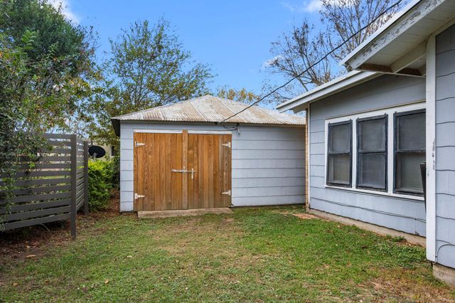 209 3rd Avenue, Columbus, TX 78934