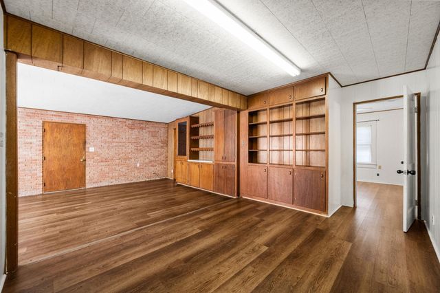 209 3rd Avenue, Columbus, TX 78934